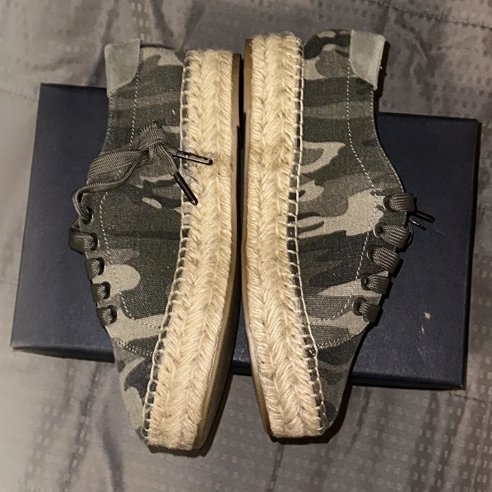 Splendid camo espadrille size 8